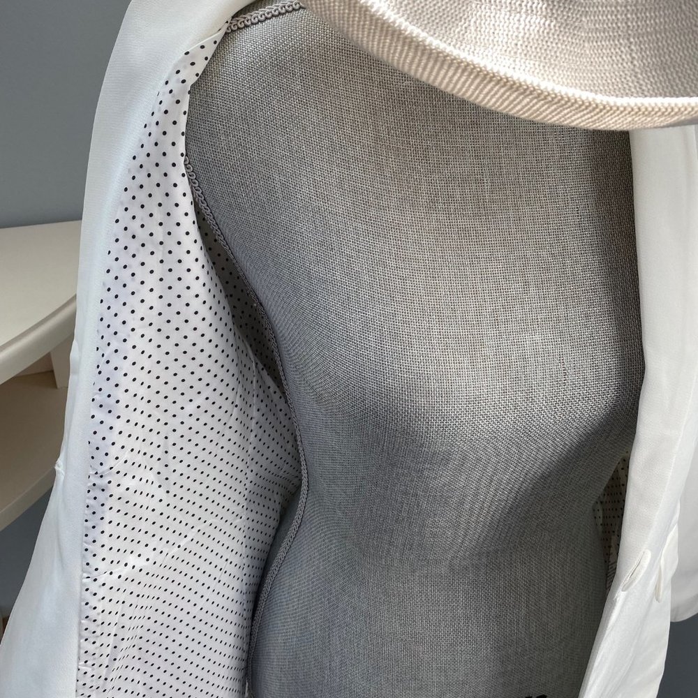 A Beautiful Like New White Blazer size Small - Picture 3 of 4
